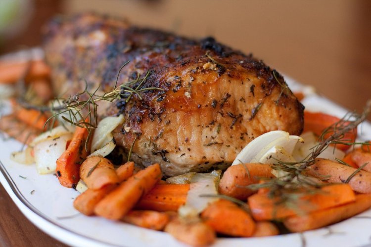 Solomillo de cerdo con verduras al horno