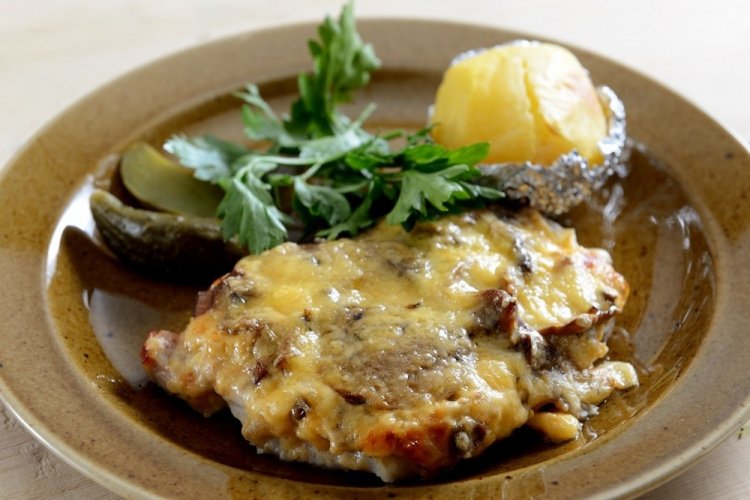 Solomillo de cerdo con crema agria y champiñones al horno
