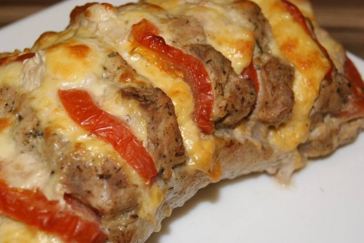 Solomillo de cerdo con tomates y queso al horno