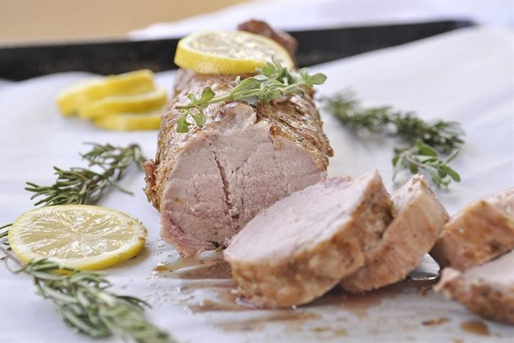 Solomillo de cerdo con limón y hierbas al horno