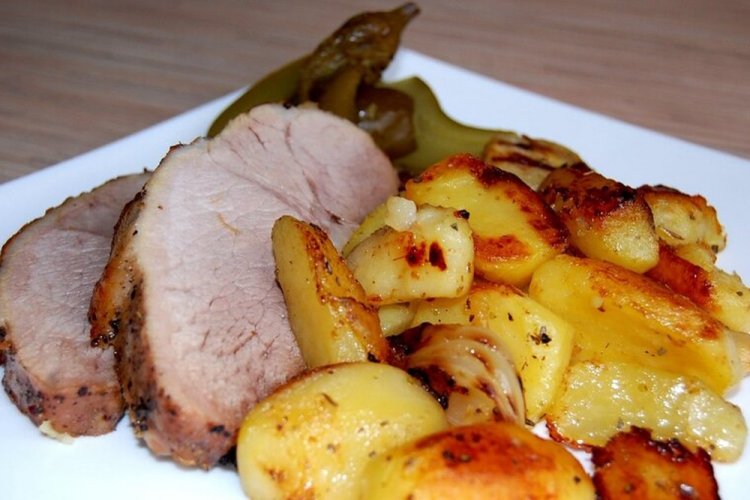 Solomillo de cerdo con patatas y mayonesa al horno