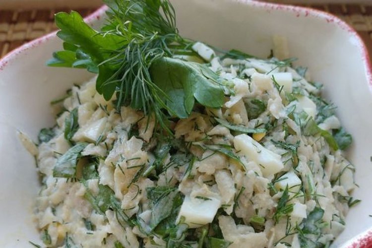 Ensalada de tupinambo con huevo y hierbas