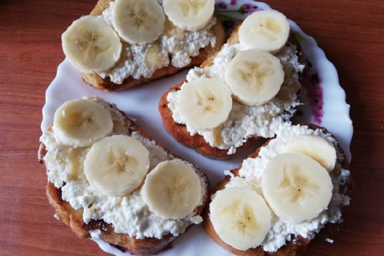 Cream Cheese and Banana Sandwiches