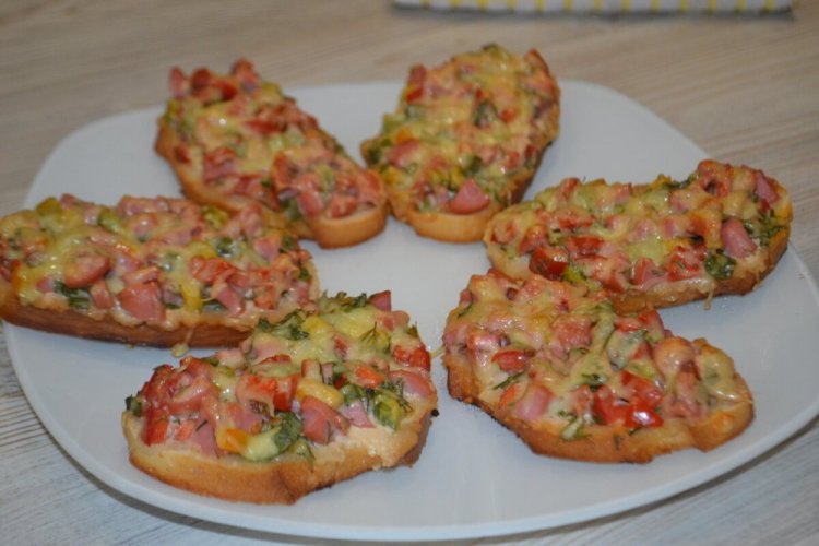 Hot Sausage and Tomato Sandwiches for Breakfast