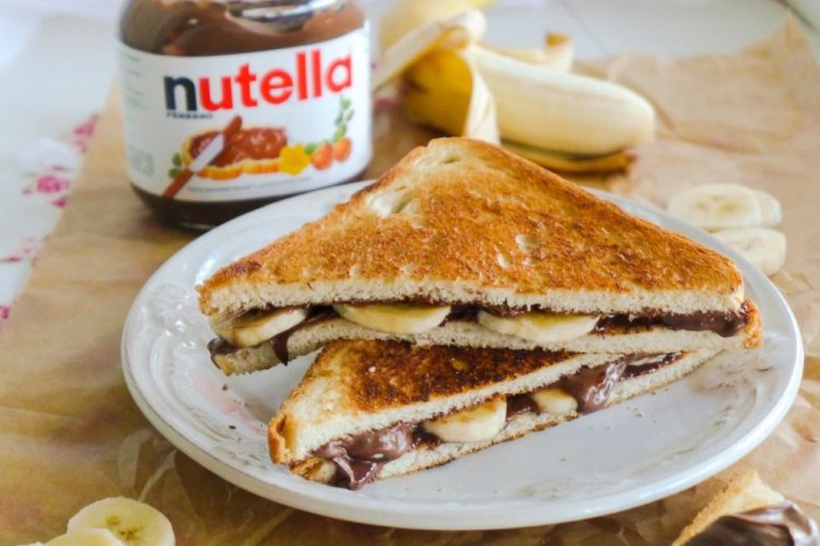 Sweet Sandwiches with Chocolate Spread and Banana
