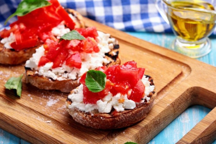 Cottage Cheese and Tomato Sandwiches for Breakfast