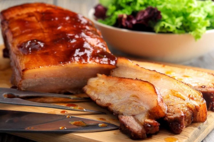 Panceta de cerdo con adzhika y salsa de soja en bolsa para asar