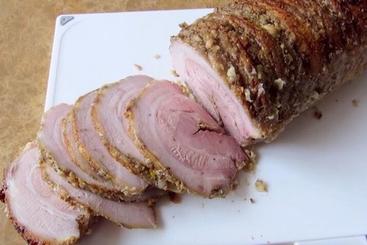 Rollo de panceta de cerdo con mostaza al horno