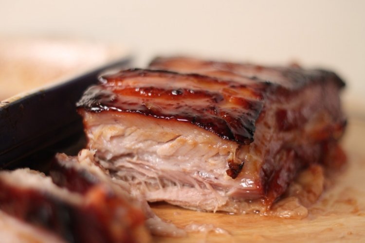 Panceta de cerdo en salsa de tomate y mostaza al horno