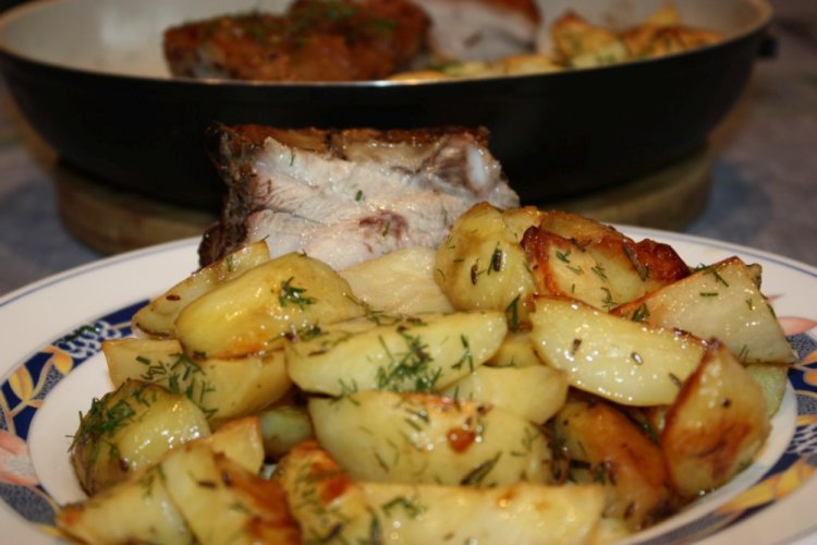 Panceta de cerdo con patatas y crema agria al horno