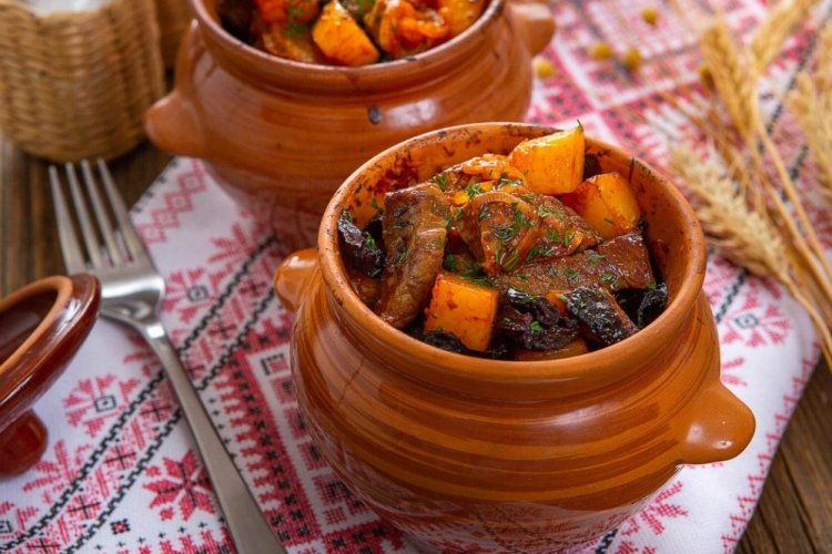 Panceta de cerdo con verduras en cazuelitas