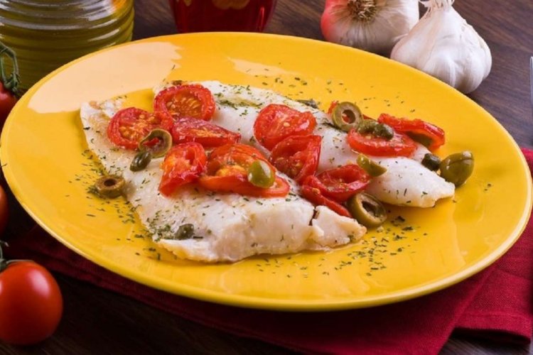 Bacalao con tomates cherry y aceitunas