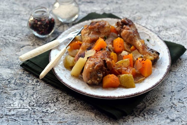 Muslos de pollo con calabaza y verduras