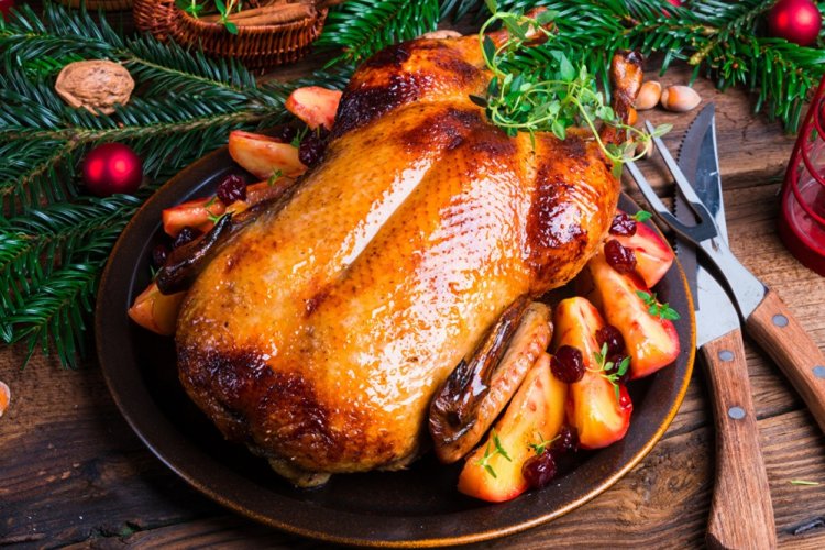 Pavo navideño con manzanas y arándanos