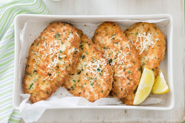 Escalope de pollo empanado con parmesano y hierbas