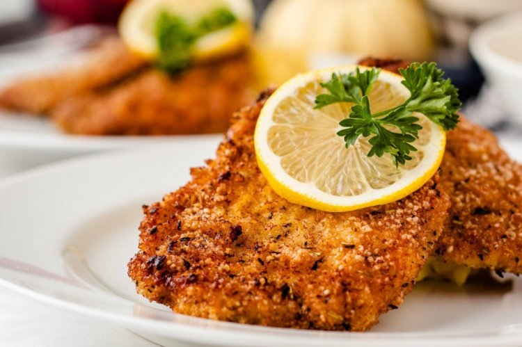 Escalope de pollo empanado con coco rallado y almendras