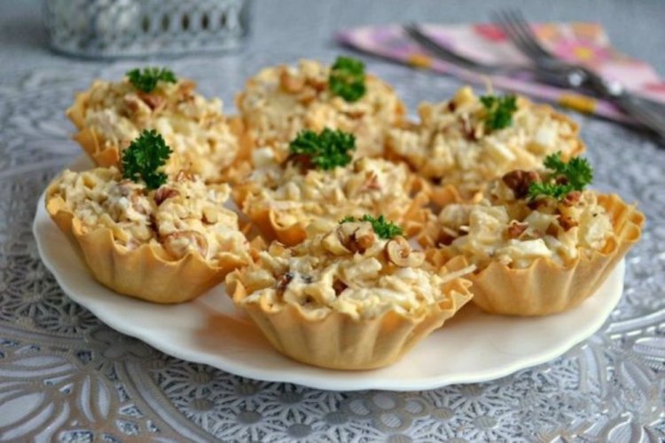 Tartlets with Cottage Cheese, Cheese, and Walnuts