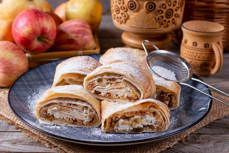 Strudel de lavash con requesón y manzana