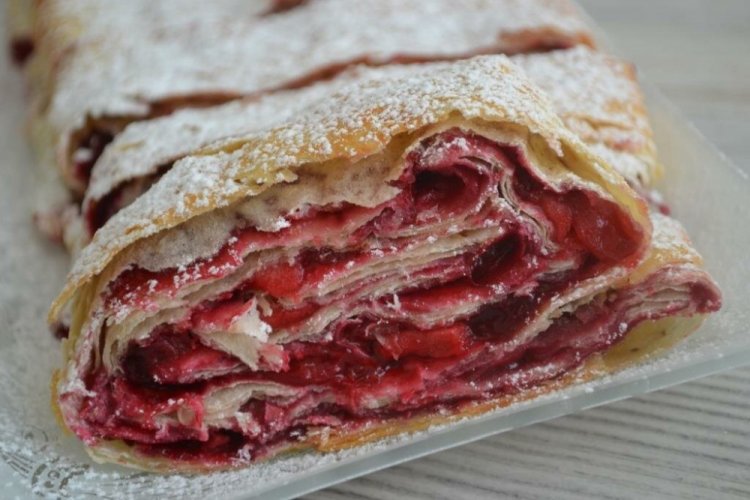 Strudel de lavash con cerezas
