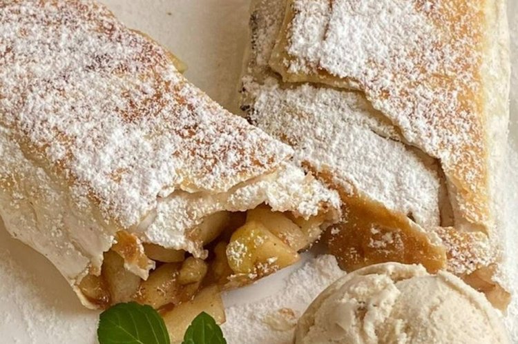 Strudel de lavash con manzana, almendras y ron