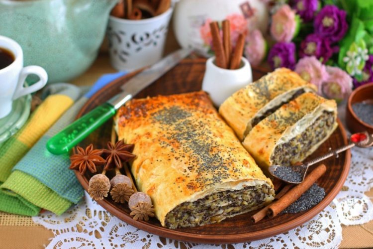 Strudel de lavash con semillas de amapola y mermelada