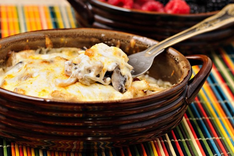 Julienne de pollo y champiñones
