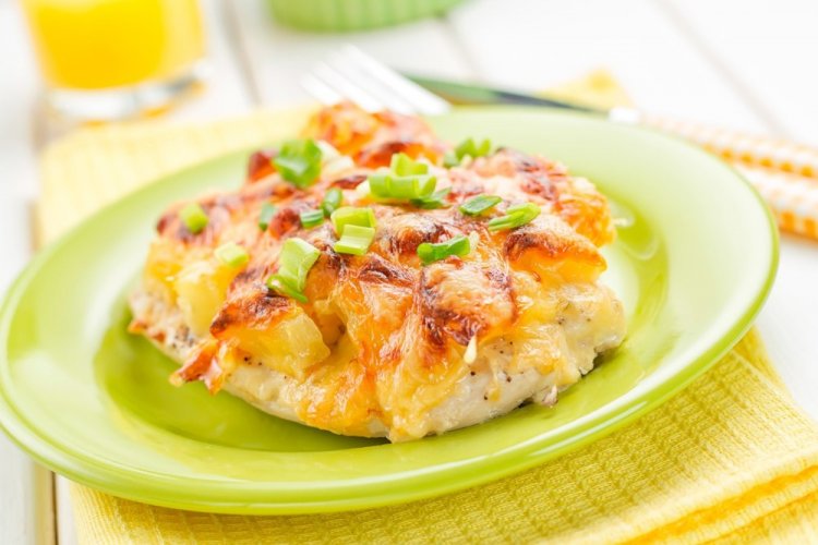Pollo con piña y queso para Año Nuevo 2024