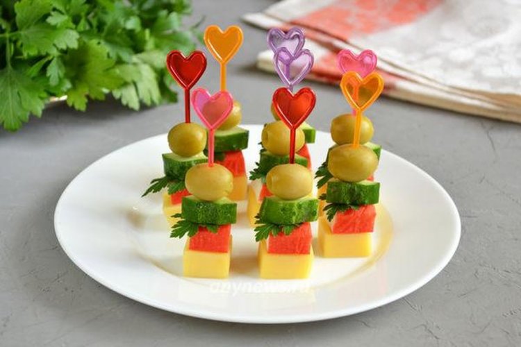 Canapés with Crab Sticks and Cheese