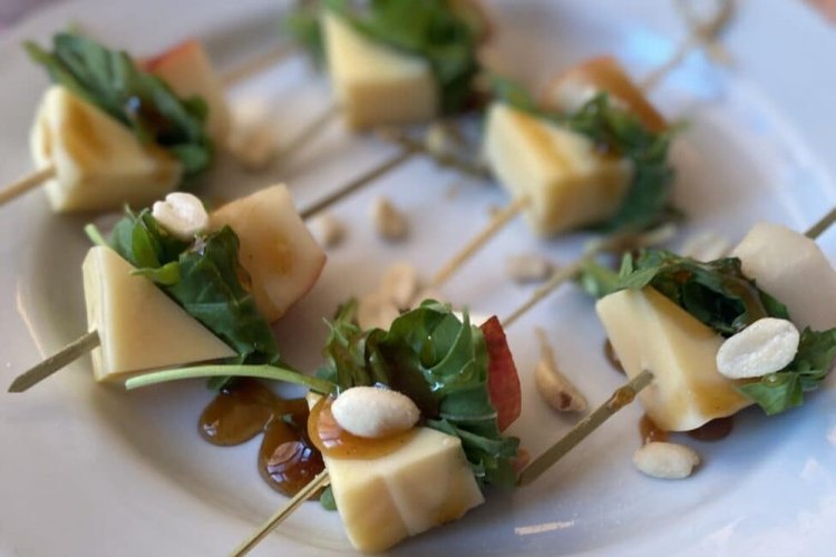 Canapés with Pear and Cheese