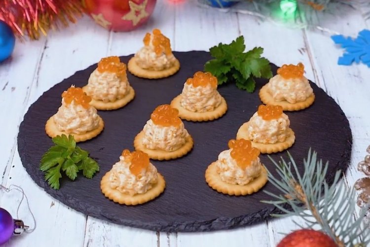 Canapés with Crab Sticks on Crackers