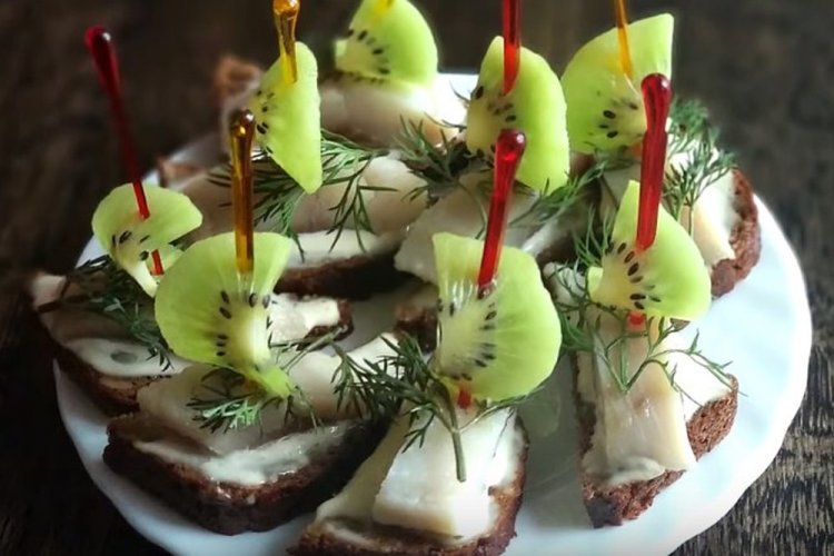 Canapés with Herring and Kiwi for New Year 2024