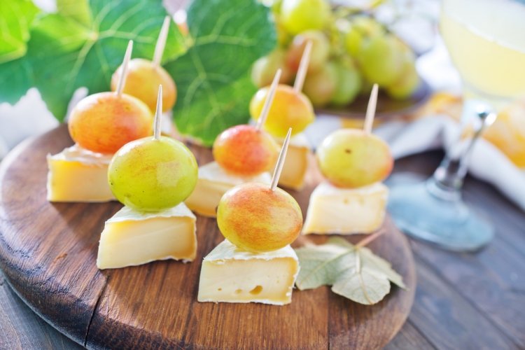 Canapés with Camembert Cheese and Grapes
