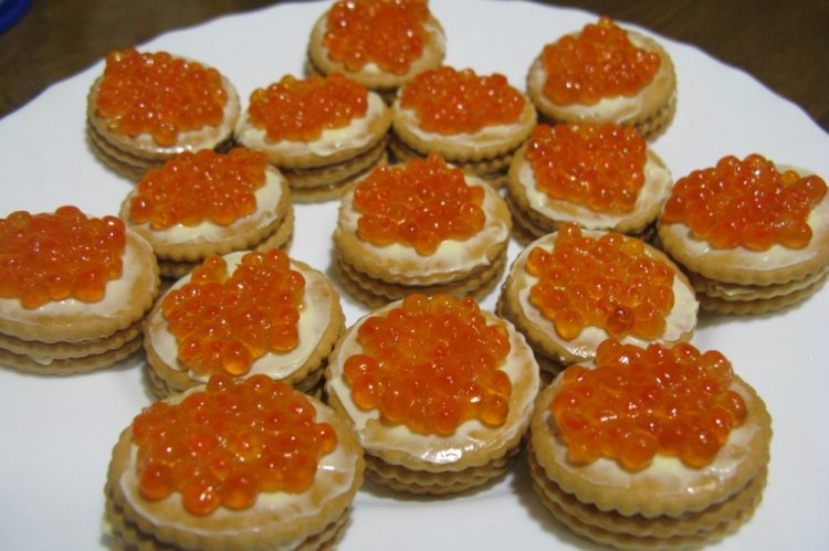 Canapés with Red Caviar on Crackers