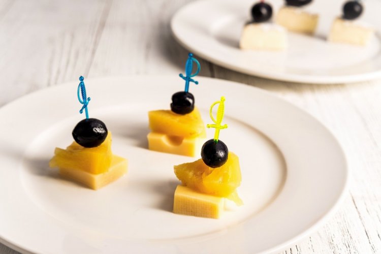 Canapés with Pineapple and Olives