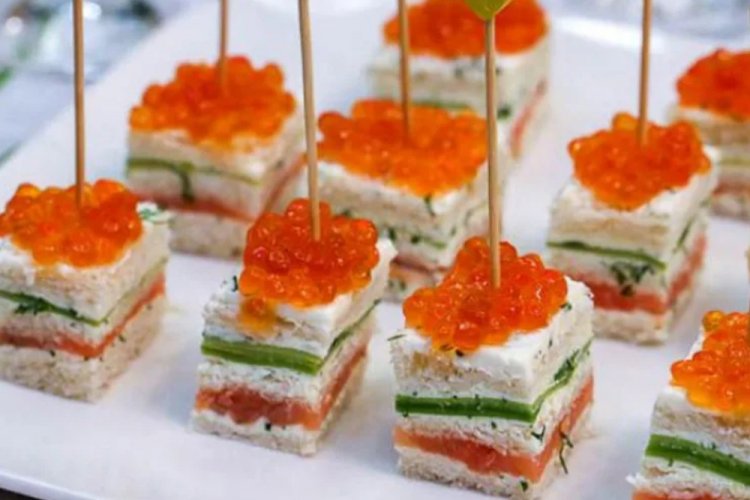 Canapés with Salmon and Red Caviar