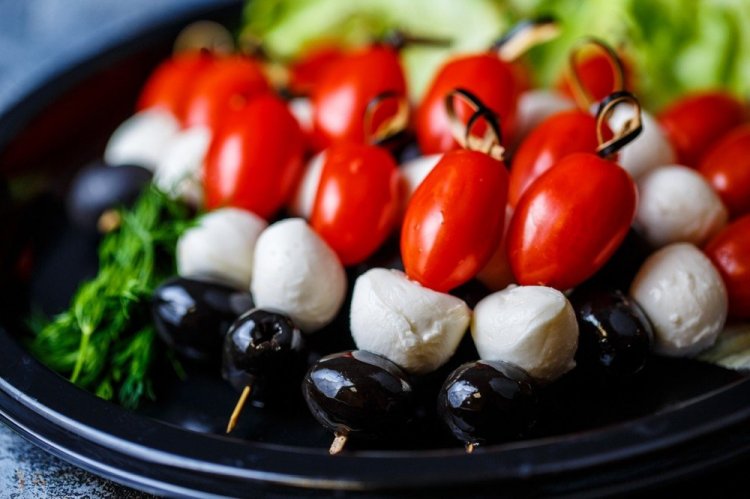 Canapés with Mozzarella and Olives