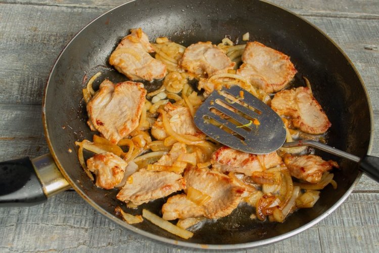 Pork with Onions in a Pan