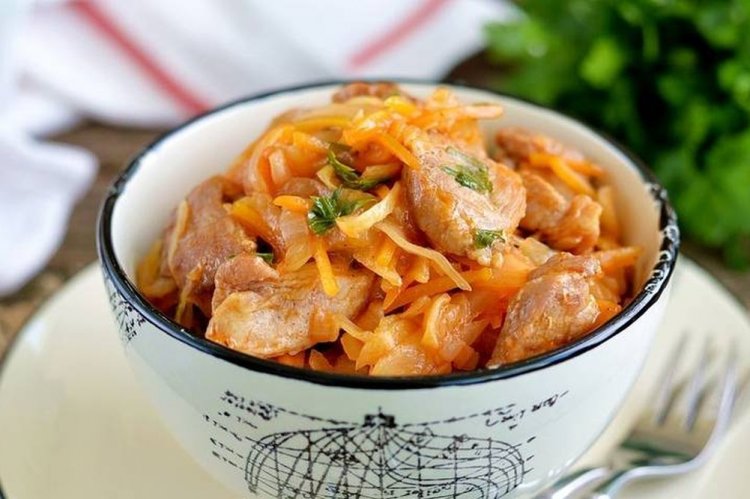 Pork with Cabbage in a Pan