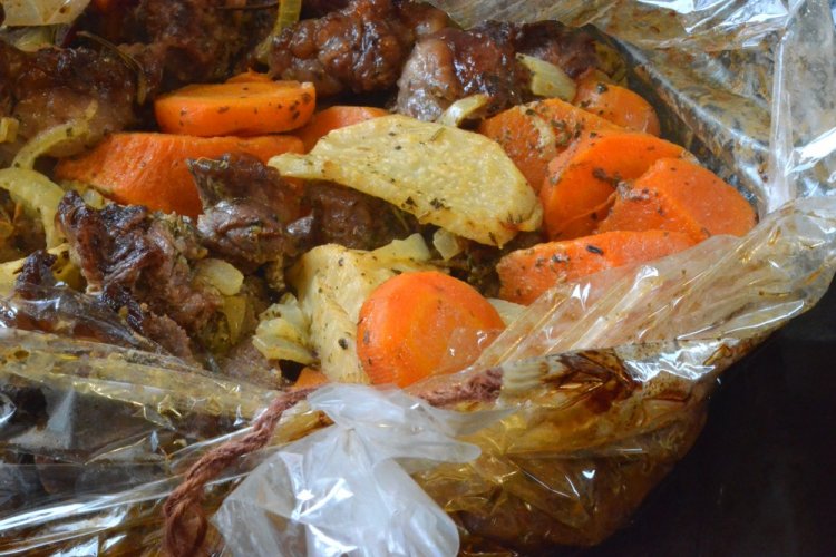 Cerdo asado con verduras en bolsa de asar