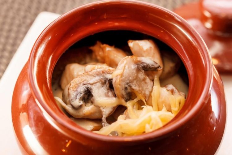 Cerdo con crema agria y champiñones en cazuelas