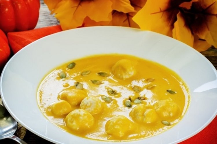 Pumpkin Puree Soup with Dumplings