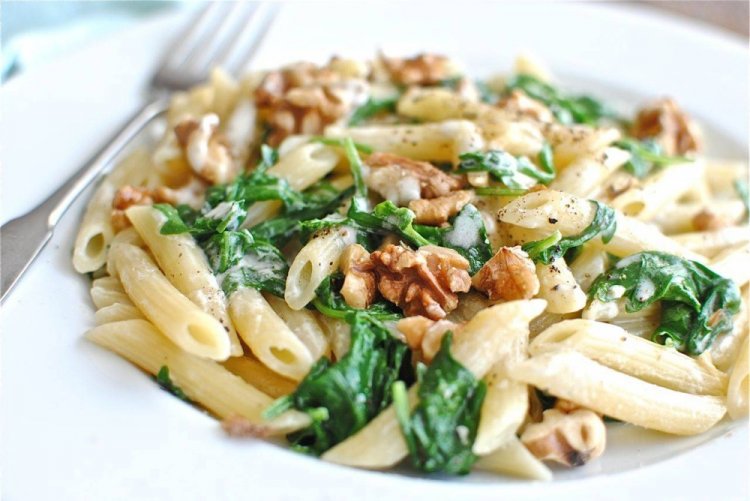 Pasta en salsa cremosa con nueces
