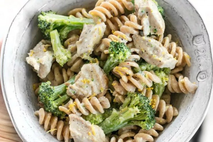 Pasta con brócoli en salsa cremosa