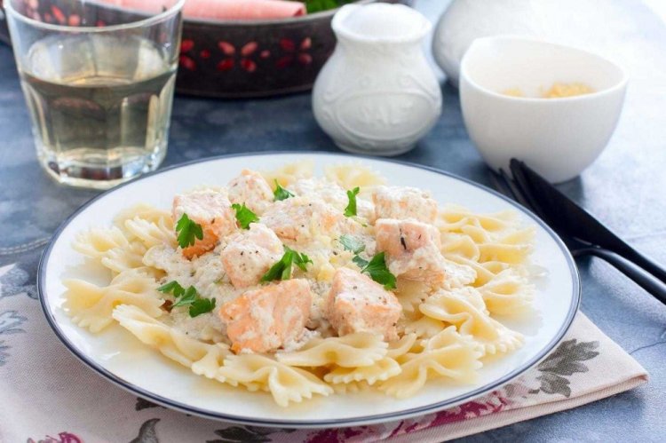 Pasta con salmón en salsa cremosa