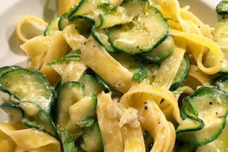 Pasta con calabacín en salsa cremosa