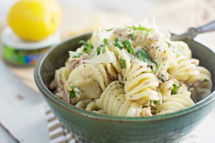 Pasta con atún en salsa cremosa