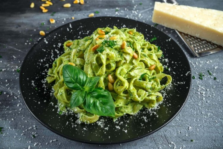 Pasta en salsa cremosa con pesto
