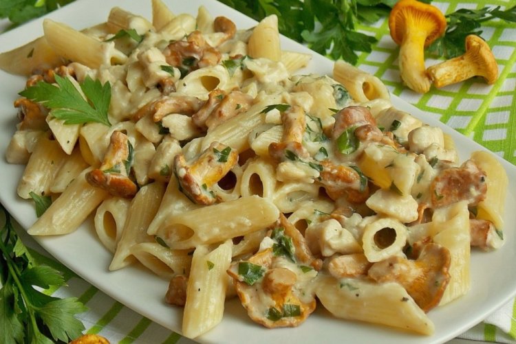 Pasta con rebozuelos en salsa cremosa