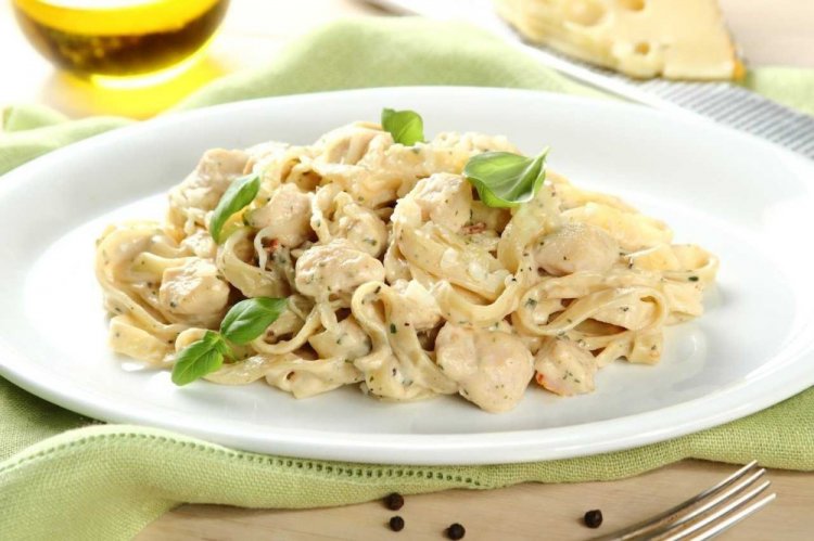 Pasta con pollo en salsa cremosa
