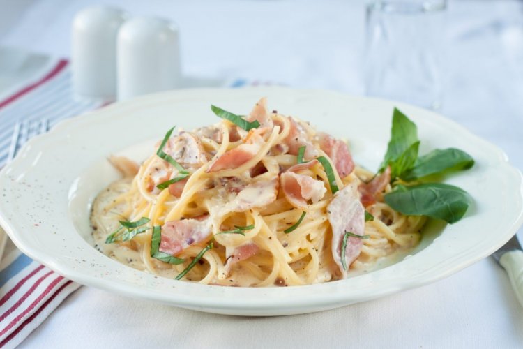 Pasta con bacon en salsa cremosa